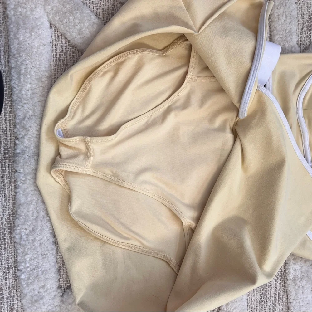 Set! ALO Outfit Streamlined Airbrush Bra Tank XS & skirt XS Warm Butter & White